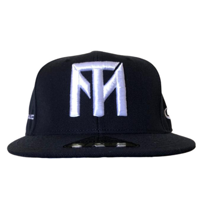 GORRA FITTED AZUL MARINO LOGO TM BLANCO