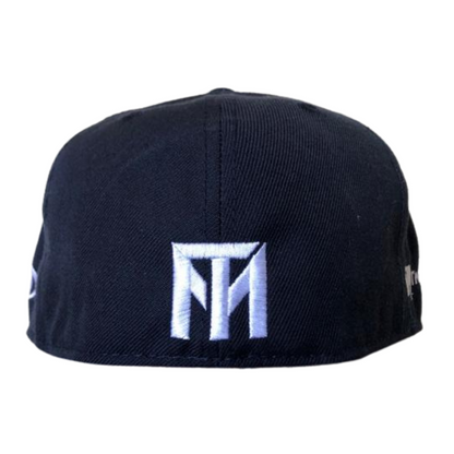 GORRA FITTED AZUL MARINO LOGO TM BLANCO